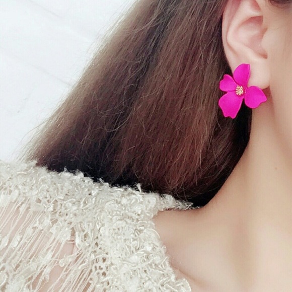 ❗️LAST❗️Flower Petal Studs in Bright Pink - Picture 5 of 7
